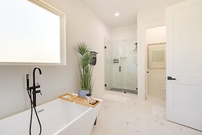 Modern Houston Home w/ Yard, 3 Mi to Toyota Center
