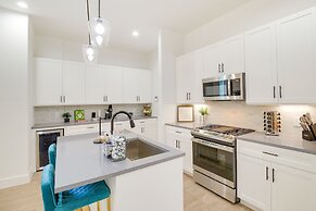 Modern Houston Home w/ Yard, 3 Mi to Toyota Center