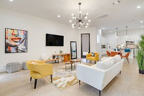Modern Houston Home w/ Yard, 3 Mi to Toyota Center