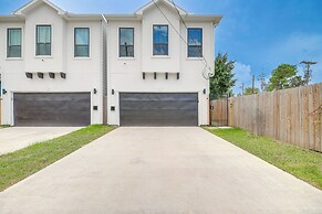 Modern Houston Home w/ Yard, 3 Mi to Toyota Center
