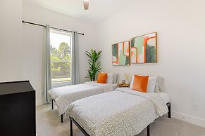 Modern Houston Home w/ Yard, 3 Mi to Toyota Center
