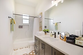 Modern Houston Home w/ Yard, 3 Mi to Toyota Center