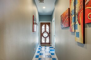 Houston Retreat With Fireplace & Balcony!