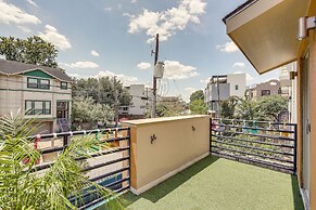 Houston Retreat With Fireplace & Balcony!