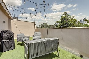 Houston Retreat With Fireplace & Balcony!