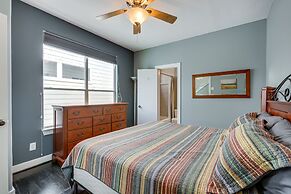 Houston Retreat With Fireplace & Balcony!