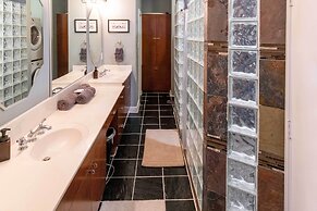 Houston Retreat With Fireplace & Balcony!