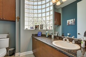 Houston Retreat With Fireplace & Balcony!