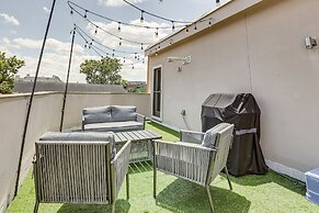 Houston Retreat With Fireplace & Balcony!