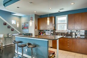 Houston Retreat With Fireplace & Balcony!