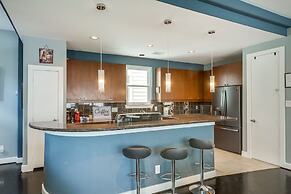 Houston Retreat With Fireplace & Balcony!