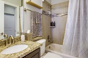 Houston Home w/ Rooftop Patio & Downtown Views!