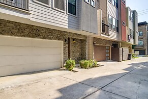 Houston Home w/ Rooftop Patio & Downtown Views!