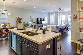 Houston Home w/ Rooftop Patio & Downtown Views!