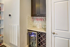 Houston Home w/ Rooftop Patio & Downtown Views!