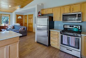 Truckee Retreat w/ Fireplace & Community Amenities