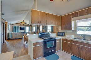 Hot Tub + Dock Access: Lake Hatchineha Getaway!