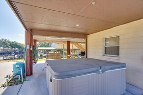 Hot Tub + Dock Access: Lake Hatchineha Getaway!