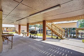 Hot Tub + Dock Access: Lake Hatchineha Getaway!