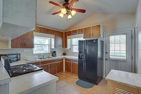 Hot Tub + Dock Access: Lake Hatchineha Getaway!