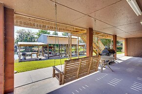 Hot Tub + Dock Access: Lake Hatchineha Getaway!