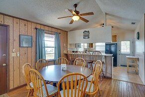 Hot Tub + Dock Access: Lake Hatchineha Getaway!