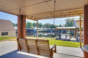 Hot Tub + Dock Access: Lake Hatchineha Getaway!