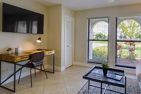 Kayaks & Pool: Lakefront Cape Coral Oasis!