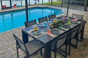 Kayaks & Pool: Lakefront Cape Coral Oasis!