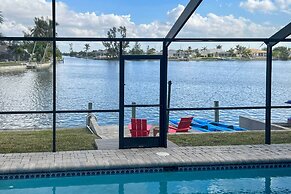 Kayaks & Pool: Lakefront Cape Coral Oasis!
