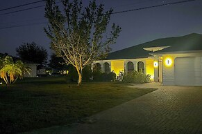Kayaks & Pool: Lakefront Cape Coral Oasis!