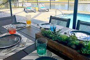 Kayaks & Pool: Lakefront Cape Coral Oasis!