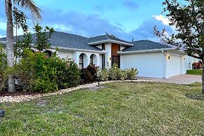 Kayaks & Pool: Lakefront Cape Coral Oasis!
