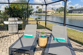 Kayaks & Pool: Lakefront Cape Coral Oasis!