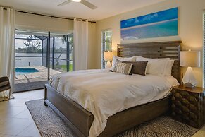 Kayaks & Pool: Lakefront Cape Coral Oasis!