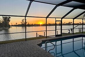Kayaks & Pool: Lakefront Cape Coral Oasis!