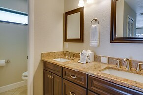 Kayaks & Pool: Lakefront Cape Coral Oasis!