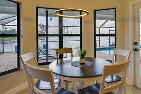 Kayaks & Pool: Lakefront Cape Coral Oasis!