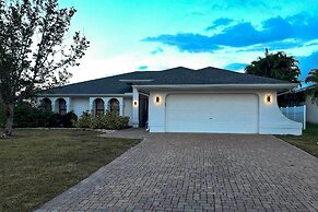 Kayaks & Pool: Lakefront Cape Coral Oasis!