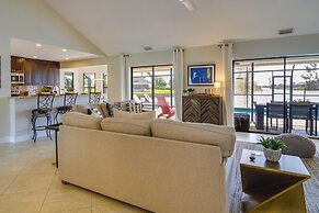 Kayaks & Pool: Lakefront Cape Coral Oasis!