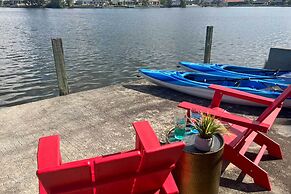 Kayaks & Pool: Lakefront Cape Coral Oasis!