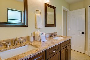 Kayaks & Pool: Lakefront Cape Coral Oasis!