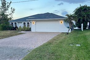 Kayaks & Pool: Lakefront Cape Coral Oasis!
