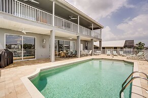 Waterfront Retreat w/ Pool on Caloosahatchee River