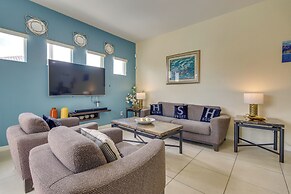 Lanai & Pool: Spacious Villa Near Disney!