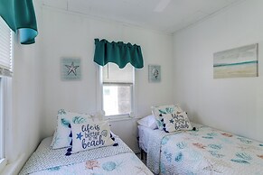 Cozy Indian Rocks Beach Cottage: Steps to Seawall!