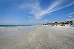 Cozy Indian Rocks Beach Cottage: Steps to Seawall!