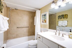 Half Mi to Downtown: Waterfront Cape Coral Condo