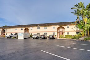 Half Mi to Downtown: Waterfront Cape Coral Condo