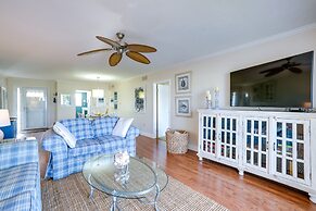 Half Mi to Downtown: Waterfront Cape Coral Condo